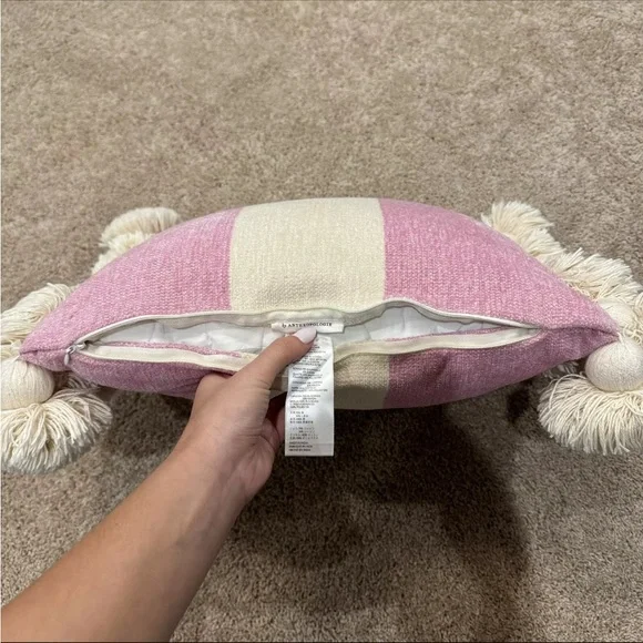 NWOT - Anthropologie -  Tasseled Chenille Nadia Pillow, Pink & Beige, Knit 20x20 - Picture 7 of 7